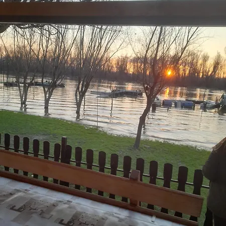 別荘 Vikendica Dunav *